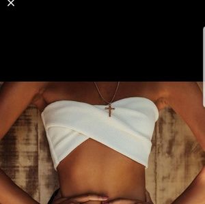 Ribbed twisted bandeau top.